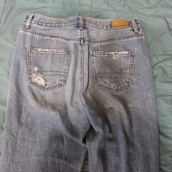 American Eagle woman's heavily distressed mom jeans - Picture 3 of 14